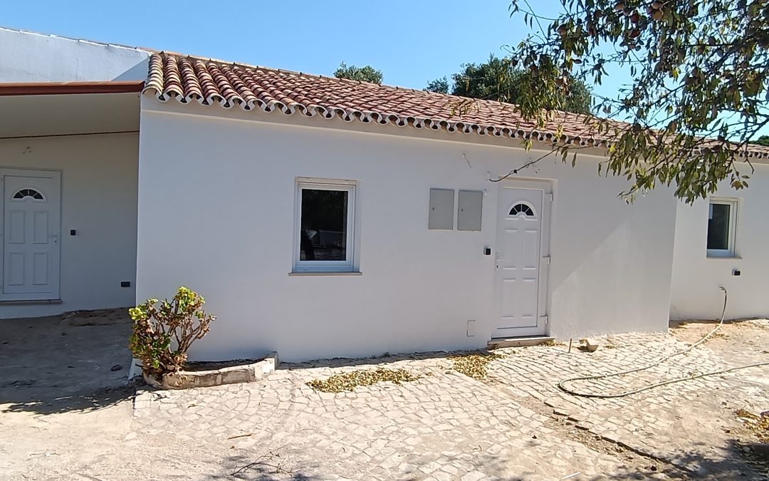 Reparação de fachada da moradia situada em Guia.