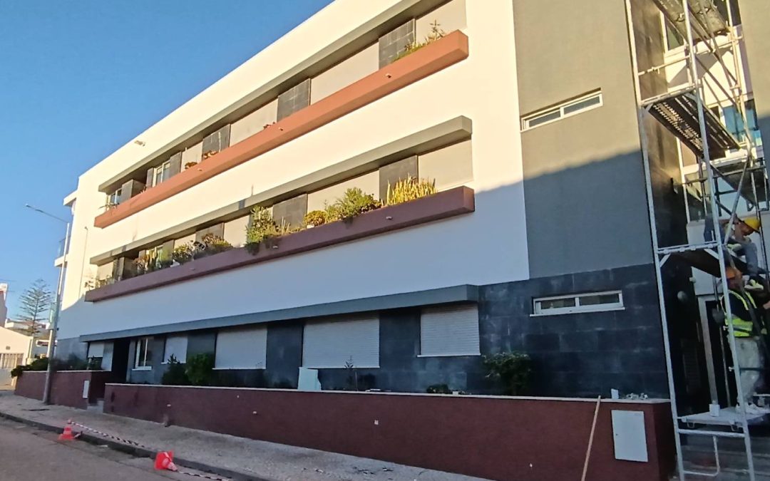 Reparação de fachada de edifício em Albufeira.